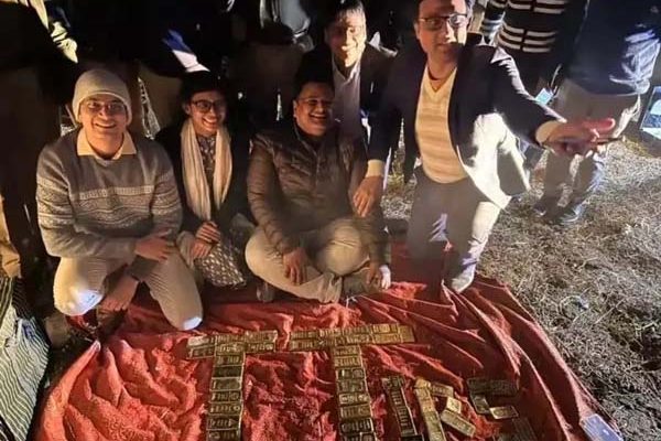 भोपालः मध्य प्रदेश के भोपाल में आयकर विभाग और पुलिस ने एक लावारिस 'एसयूवी' कार से 40 करोड़ रुपये मूल्य की 52 किलोग्राम सोने की छड़ें और 11 करोड़ रुपये से अधिक की नकदी जब्त की है। एक अधिकारी ने शुक्रवार को यह जानकारी दी। शहर में पिछले कुछ दिनों से आयकर विभाग द्वारा की जा रही कार्रवाई के बीच यह जब्ती हुई है। अधिकारी ने बताया कि बृहस्पतिवार रात सूचना मिली थी कि कुशालपुरा रोड पर एक वाहन लावारिस हालत में खड़ा हुआ है और उसके अंदर कई बैग रखे हुए हैं। पुलिस उपायुक्त (डीसीपी) प्रियंका शुक्ला ने बताया, "किसी व्यक्ति ने रातीबड़ थाने को सूचना दी कि कुशालपुरा रोड पर एक 'इनोवा क्रिस्टा' कार काफी समय से लावारिस हालत में खड़ी है और वाहन के अंदर करीब सात से आठ बैग रखे हुए हैं। सूचना मिलने के बाद पुलिस की एक टीम मौके पर पहुंची।" उन्होंने बताया कि पिछले कुछ दिनों से शहर में कुछ विभागों द्वारा की जा रही कार्रवाई के बीच किसी ने सोने और नकदी से भरे ये बैग छोड़े हो सकते हैं। अधिकारी ने बताया, "हमने आयकर विभाग को सूचित किया और उन्होंने 'एसयूवी' कार की खिड़कियां तोड़कर उसमें से 52 किलोग्राम सोने की छड़ें और भारी मात्रा में नकदी जब्त की।" उन्होंने बताया कि 'एसयूवी' कार ग्वालियर के रहने वाले चंदन सिंह गौर के नाम पर पंजीकृत है लेकिन वह चार वर्ष से भोपाल में रह रहा है। अधिकारी ने बताया कि आयकर विभाग मामले की जांच कर रहा है। आयकर महानिदेशक (जांच) सतीश के. गोयल ने बताया कि वन क्षेत्र में एक लावारिस कार खड़ी होने की सूचना मिलने पर विभाग के अधिकारियों ने वाहन की तलाशी ली और उसमें से 40 करोड़ रुपये मूल्य की 52 किलोग्राम सोने की छड़ें और 11 करोड़ रुपये से अधिक नकदी बरामद की। उन्होंने बताया कि जब्त की गई कुल राशि 52 करोड़ रुपये है। गोयल ने बताया, "अब तक यह स्पष्ट नहीं है कि यह नकदी और सोना किसका है और हम मामले की जांच कर रहे हैं।" मध्यप्रदेश विधानसभा में विपक्ष के नेता उमंग सिंघार ने आरोप लगाया कि छापेमारी में जब्त सोना और अन्य चीजें राजनेताओं और नौकरशाहों के बीच सांठगांठ का नतीजा है।
