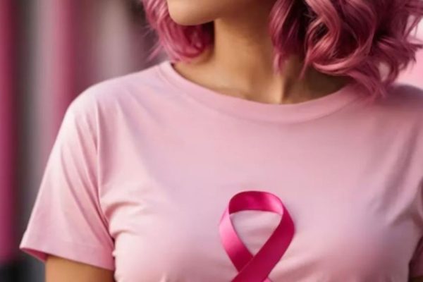 Breast Cancer: ब्रेस्ट कैंसर होने से पहले शरीर में दिखते हैं ये संकेत, जानें इसका इलाज