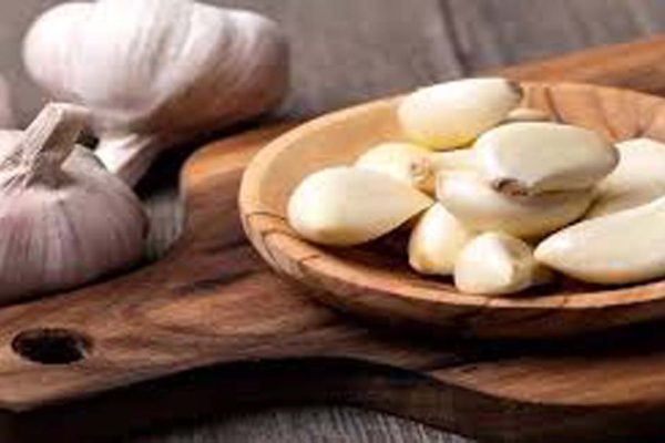 Health Tips: इस तरह खा लिया कच्चा लहसुन तो यूरिक एसिड और हाई कोलेस्ट्रॉल दोनों रहेंगे काबू में